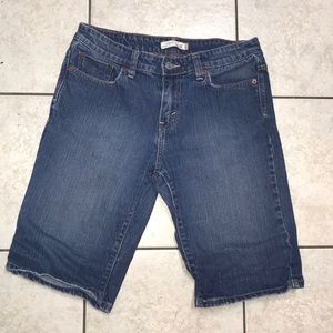 Levi’s Burmuda shorts
